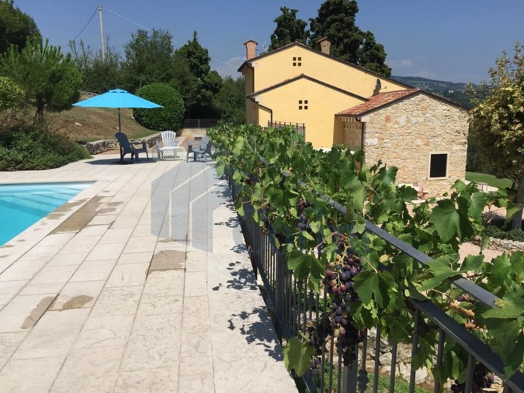 Recente Villa Con Grande Giardino Privato E Piscina In