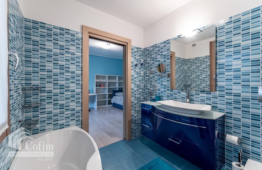 Villa Di Pregio In Vendita A Verona Con Piscina Interna E Giardino