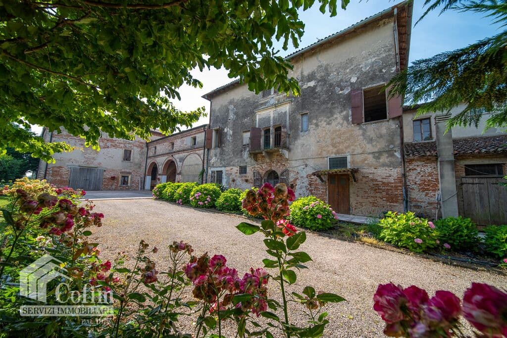 Vintage House with frescoes of the school of Giulio Romano for sale in  Verona - 12