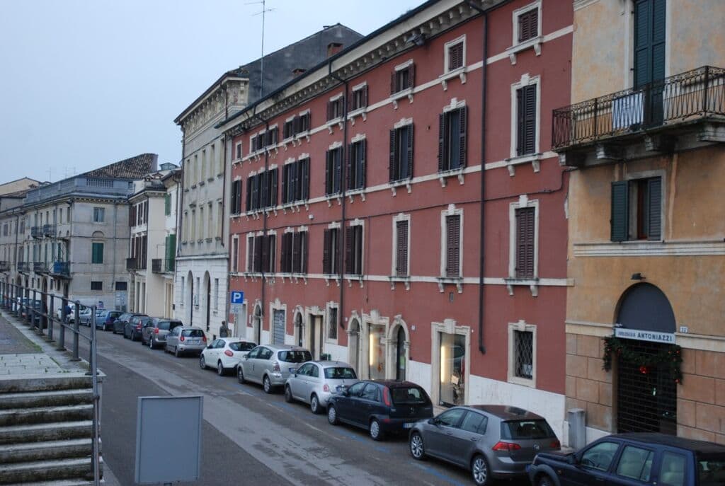 Negozio con vetrine fronte strada in VENDITA Regaste San Zeno  Verona (San Zeno)