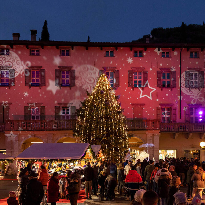 AL VIA ANCHE I MERCATINI SUL LAGO DI GARDA: LAZISE E BARDOLINO APRONO LE PORTE AL NATALE