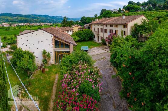 Casa indipendente Panoramica ampia CORTE STORICA in VENDITA con ampio terreno Dal Cero (Montecchia di Crosara)