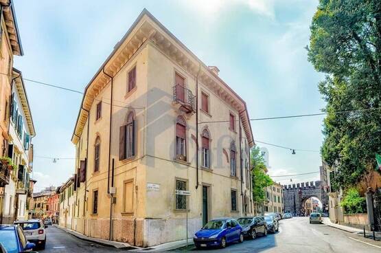 Appartamento cinque locali signorile, AMPIO, RISTRUTTURATO, in AFFITTO, con posto auto Verona (Centro Storico)