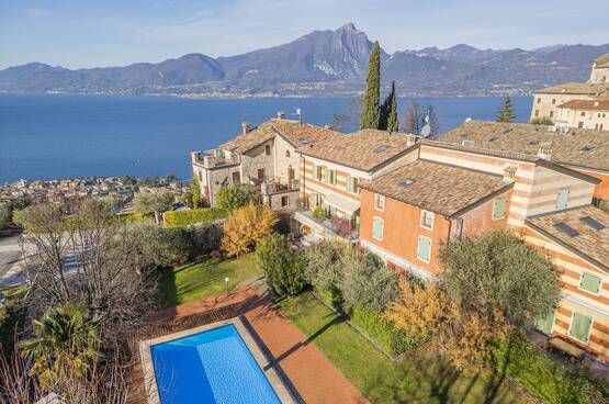 Appartamento trilocale panoramico con vista lago in residence con piscina a Albisano (Torri del Benaco)