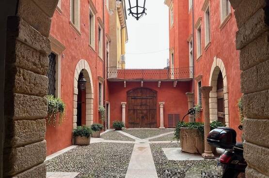 Appartamento di lusso ampio in AFFITTO in palazzo storico V.ze Piazza delle Erbe Verona (Centro Storico)