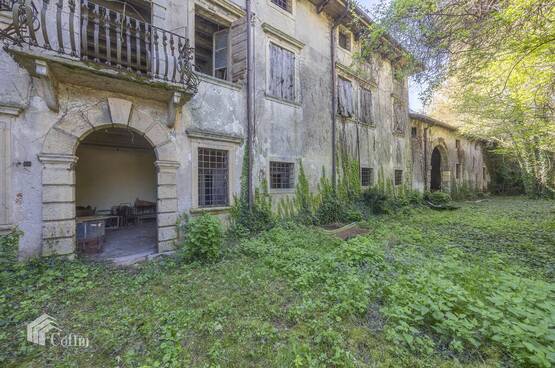 Villa d'epoca DEL XVI SEC. IMMERSA NEL VERDE CON 5.300 mq DI BOSCO Colognola Ai Colli (Colognola ai Colli)