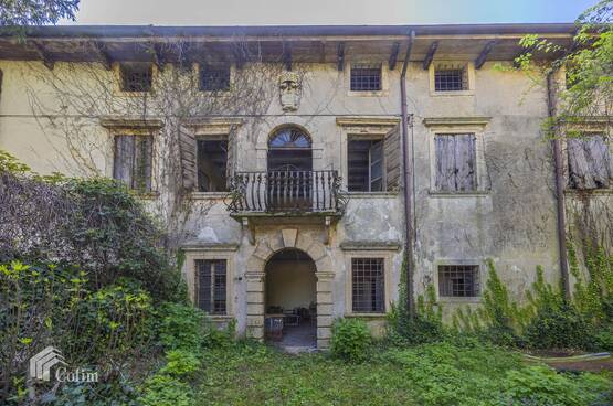 Villa d'epoca DEL XVI SEC. IMMERSA NEL VERDE CON 5.300 mq DI BOSCO Colognola Ai Colli (Colognola ai Colli)