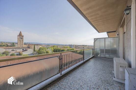 Appartamento di lusso  PANORAMICO PIANO ALTO CON BOX AUTO IN VENDITA Verona (centro citt&agrave;)
