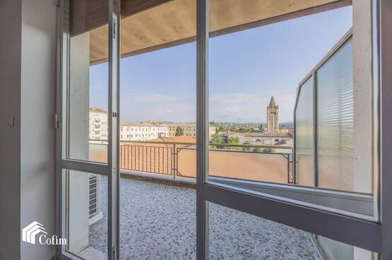 Appartamento quadrilocale PANORAMICO PIANO ALTO IN VENDITA Verona (centro citt&agrave;)